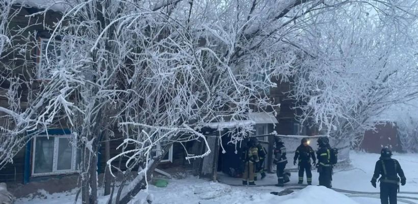 В Якутске произошел пожар в двухэтажном жилом доме. 9 человек эвакуировано