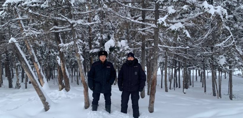 В Якутии полицейские оказали помощь заблудившейся в лесу семье