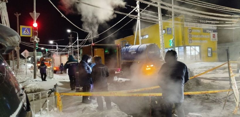 В Якутске ведутся работы по устранению аварии на ул. Чайковского