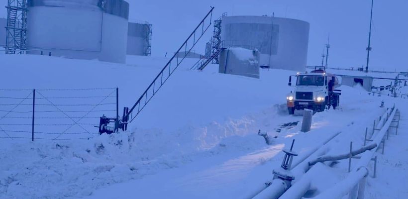 В поселке Тикси принимаются оперативные меры по ликвидации последствий разлива топлива на нефтебазе