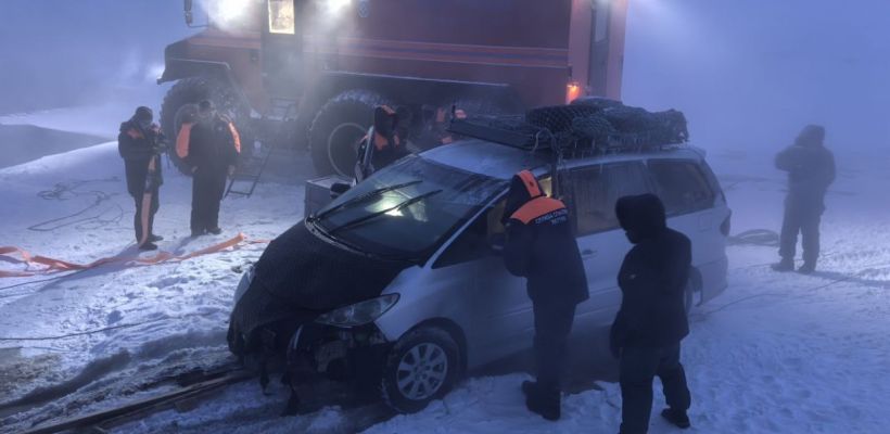 В Якутске пассажиры, провалившиеся на автомобиле под лед, выписаны из больницы