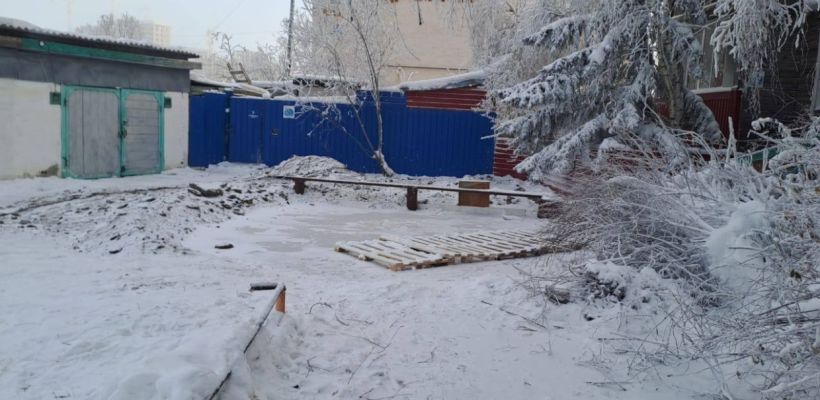 Новый год с запахом тухлых яиц. Жильцы дома в Якутске пожаловались на затяжную утечку канализации