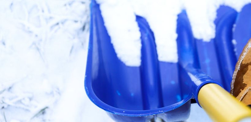 Жители Якутии собрали дворнику, оставшемуся без зарплаты, более 20 тысяч рублей