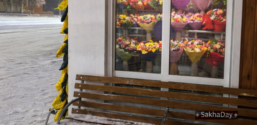 Цветочный конфликт к 8 Марта. Бизнес возмущается торговлей букетами в теплых остановках Якутска