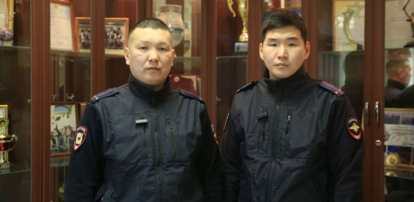 В Якутске полицейские спасли из горящего дома мужчину с ограниченными возможностями здоровья