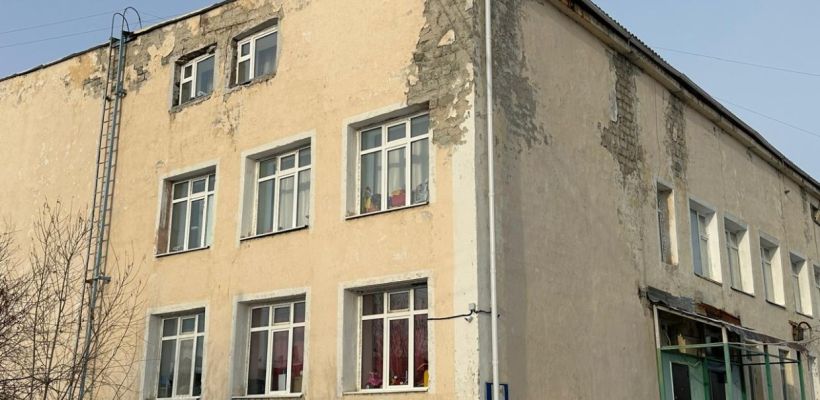 Фотофакт: Еще один детсад с облупленным фасадом