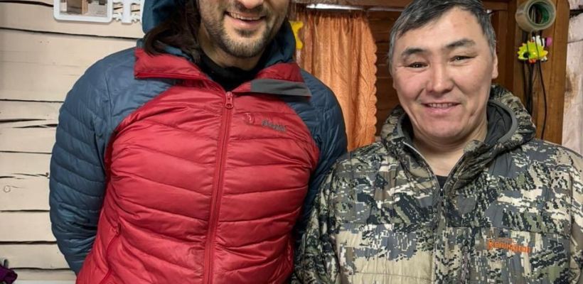 Фотофакт: Швейцарского путешественника сопровождают оленеводы