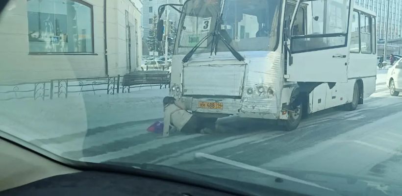 В Якутске женщина чуть не угодила под автобус
