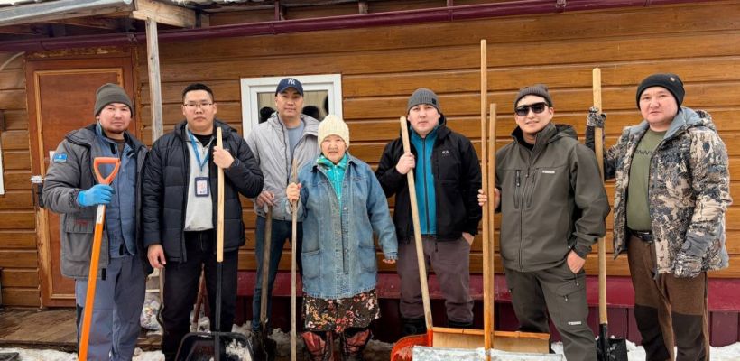 Сотрудники АО «Алмазы Анабара» провели акцию по уборке снега для пенсионерки и ветерана СВО