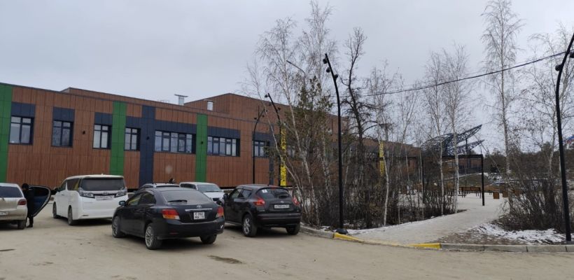 В Якутске охранник школы применил силу к родительнице