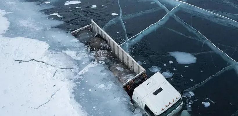 В Среднеколымском районе под лед провалился грузовик