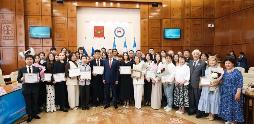 100 тысяч за 100 баллов. Глава Якутии продлил выплату школьникам