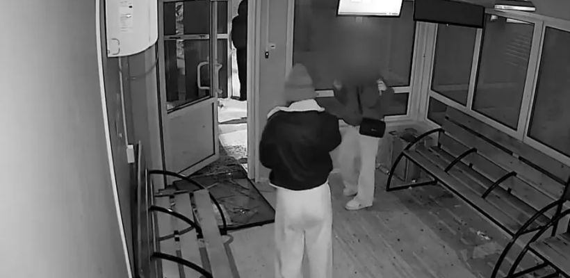 Из-за актов вандализма в Ленске временно закрыли все теплые остановки