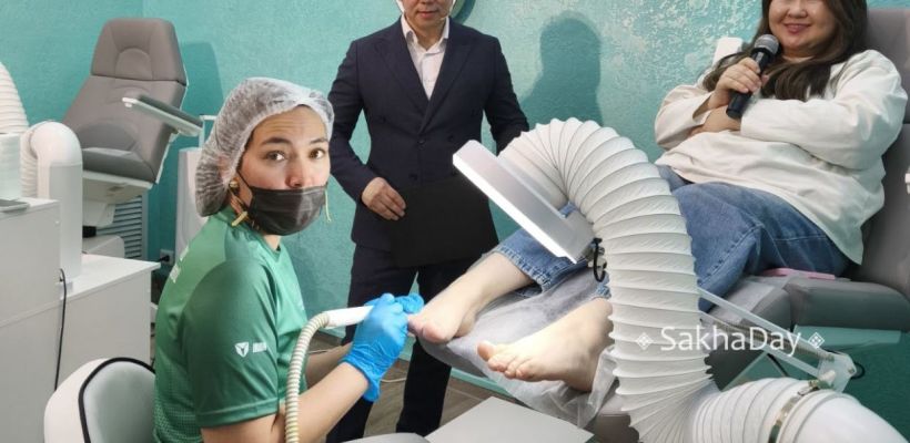 Якутянка делает педикюр 24 часа. Получится ли у нее установить рекорд России?