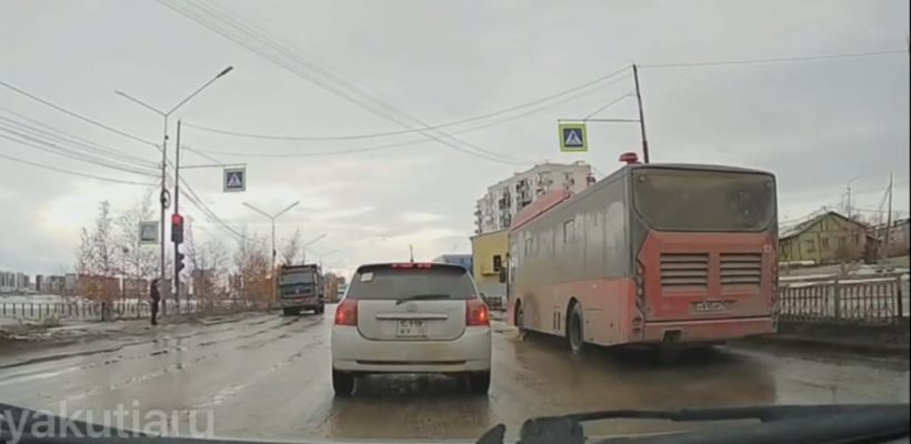 За проезд на красный в Якутске водителя отправили учить ПДД