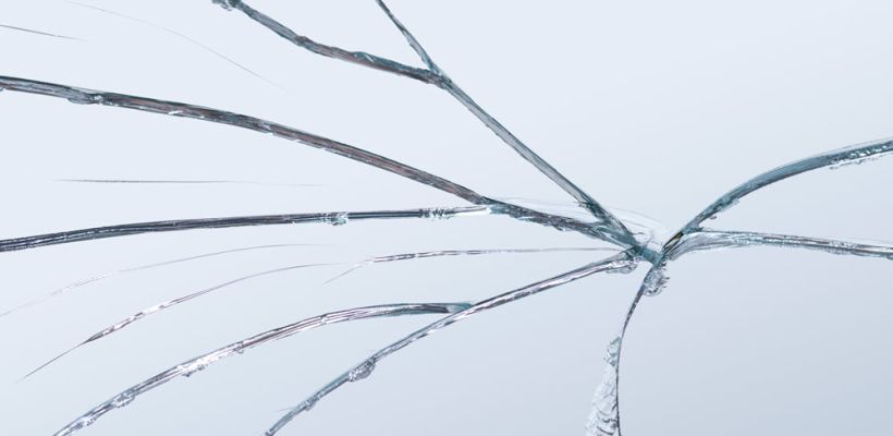 Жительница Ленского района из ревности разбила окно дома подруги