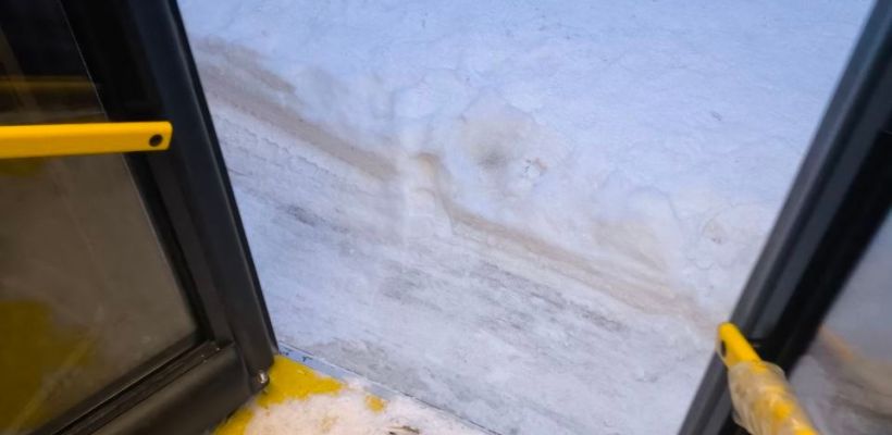 "Я даже не успела понять, что произошло". Жители Якутска жалуются на скользкие автобусные остановки