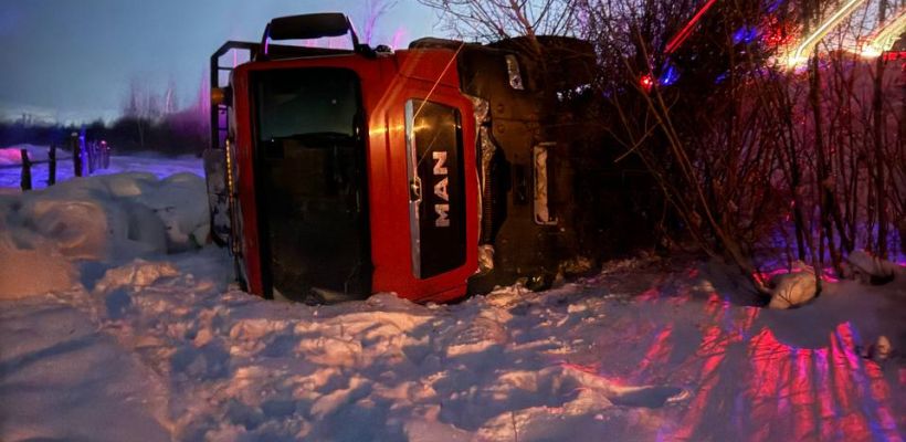 В Якутске водитель выехал на встречку и столкнулся с грузовиком