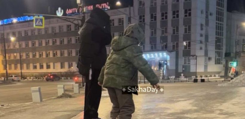 Каток вместо тротуара. В Якутске блогер вывела детей кататься на проспект Ленина