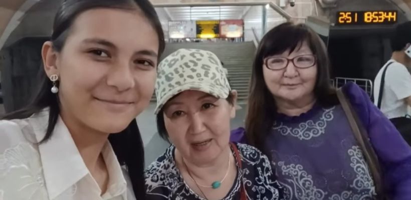 В Узбекистане девочки поздравили якутянок с Днем Республики и помогли найти дорогу