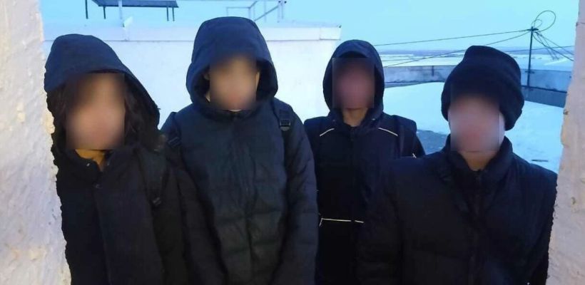 В Якутске спасатели эвакуировали детей с крыши многоэтажки