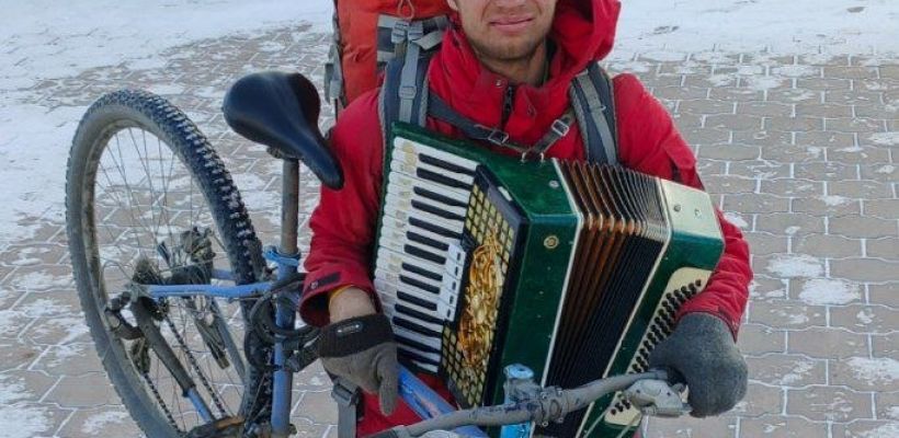 "Выезжал чистый, приехал, как штукатур!". Велосипедист с аккордеоном снова в Якутске
