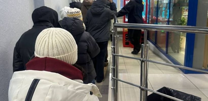 Фотофакт: Очереди к банкоматам в Якутске в связи с масштабным сбоем