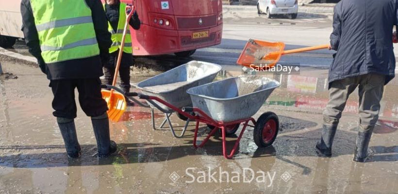 В Якутске работники Управы вычерпывают лужи лопатами.  «Инновации» обсуждают в соцсетях