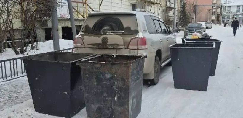 Фотофакт: В Якутске внедорожник оказался в плену мусорных баков