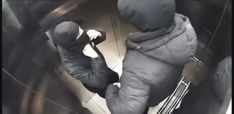 В Якутске неизвестные в черных масках зашли в жилой дом