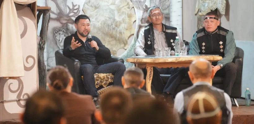 В Якутске прошла встреча мэра с горожанами по инициативе шамана Хордоҕой Бахсы