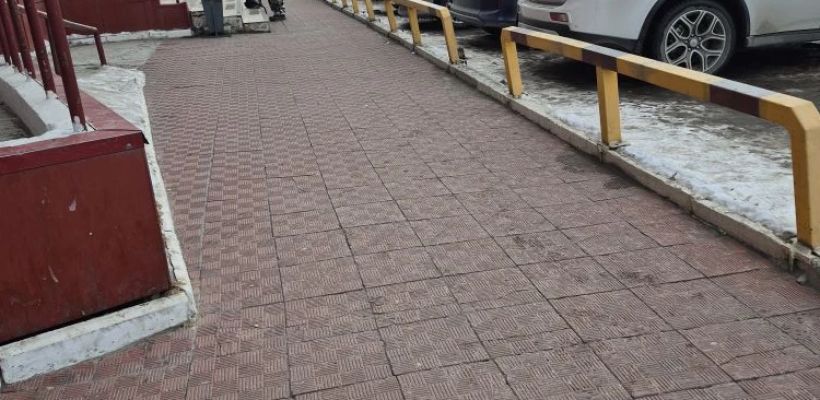 В Якутске уже который год ребенок занимается попрошайничеством