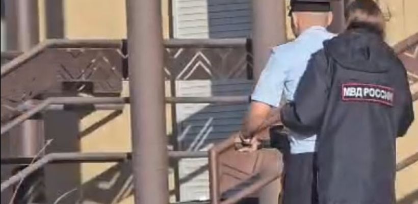 В Якутске пара в форме полицейских прокатилась вдвоем на электросамокате