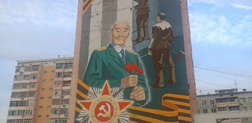 В Якутске перенесли туалеты и мусорные баки, установленные под портретом ветерана ВОВ