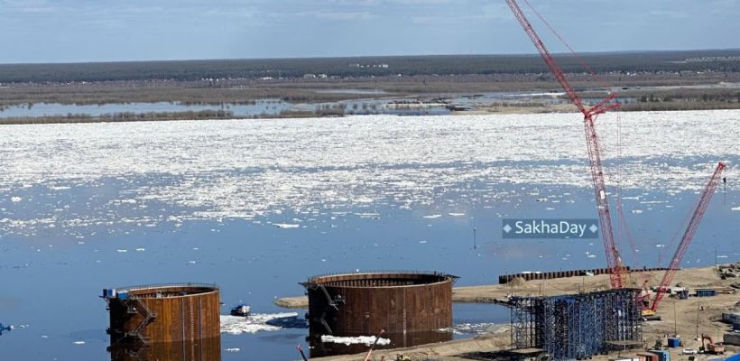 Во время ледохода в плавучее состояние перешли два коффердама Ленского моста