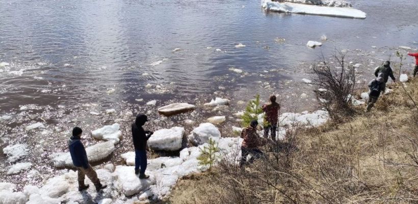 В Ленском районе сняли со льдины двоих пьяных охотников