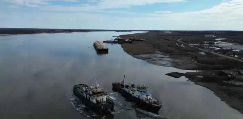 В Якутии продолжают дрейфовать девять судов, сорванных ледоходом