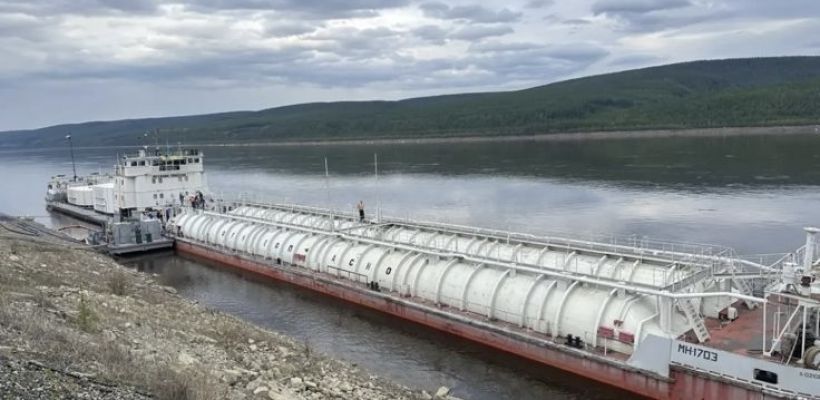 Ленская нефтебаза АО «Саханефтегазсбыт» начала прием первого танкера с топливом
