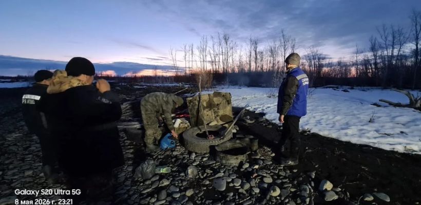 Выживал как Робинзон Крузо, соорудив жилье из палок. В Якутии спасли водителя из Амурской области, застрявшего на зимнике
