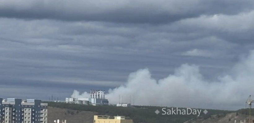 В Якутске горит мусорный полигон