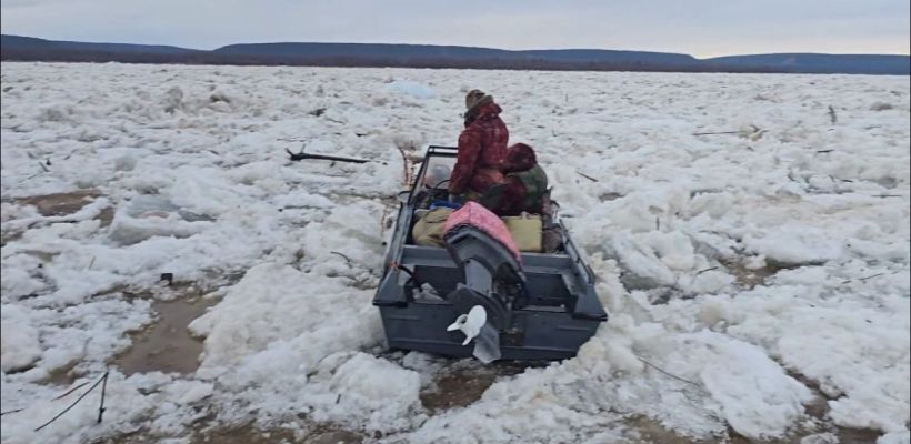 Семь человек на трех лодках застряли во льдах в Олекминском районе
