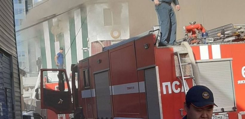 В Якутске ночью горела двухэтажная студия отдыха