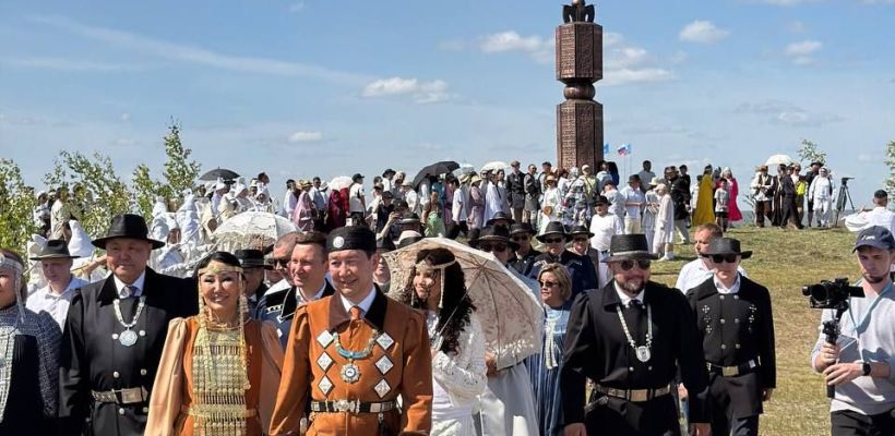 Якутянам не понравилось, что первые лица плохо говорили по-якутски на «Ысыахе Туймаады»