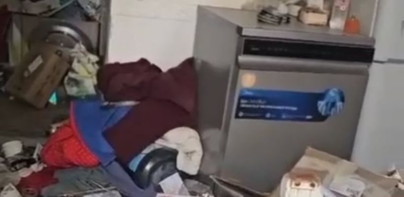"Вырвал счетчик, сломал унитаз!". В Якутске мужчина вместе с мамой разгромил квартиру бывшей возлюбленной