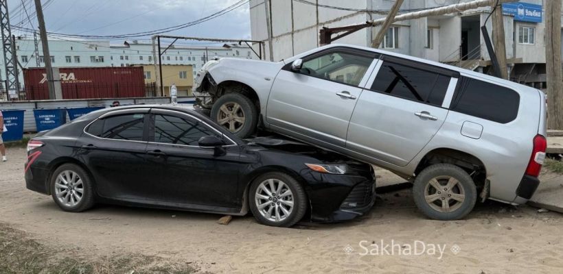 В Якутске пьяный водитель «припарковал» Probox на крыше Camry