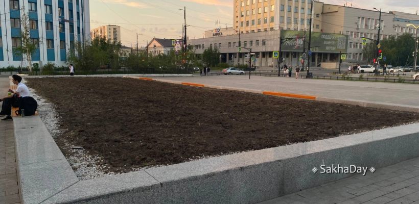 Молодежь привела в порядок все клумбы на площади Ленина