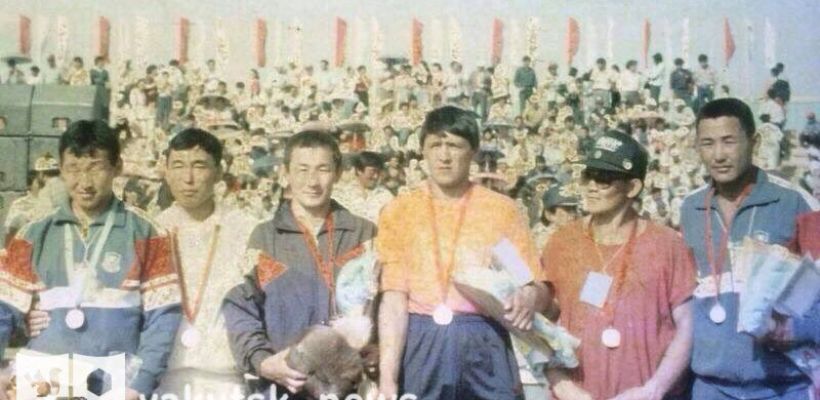 Фотофакт: В 1990-х годах победителя "Игр Дыгына" наградили шапкой из ондатры