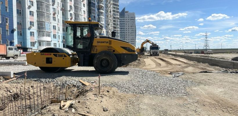 Фотофакт: В Якутске строят новую дорогу с велодорожкой и пятью полосами у перекрестка