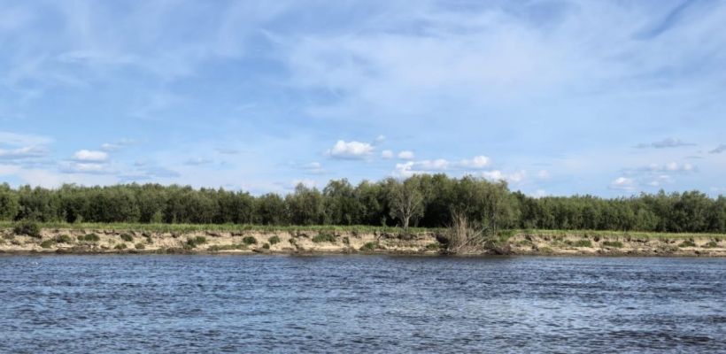 В Оймяконском районе грузовик с людьми упал в воду