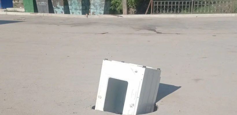 Фотофакт: В Якутске провал закрыли стиральной машинкой